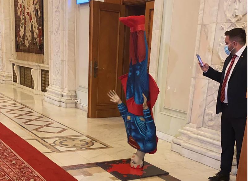 Superman cu capul spart, Foto: Hotnews