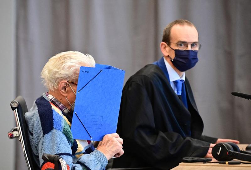 Josef S. alaturi de avocatul sau, Foto: Tobias SCHWARZ / AFP / Profimedia