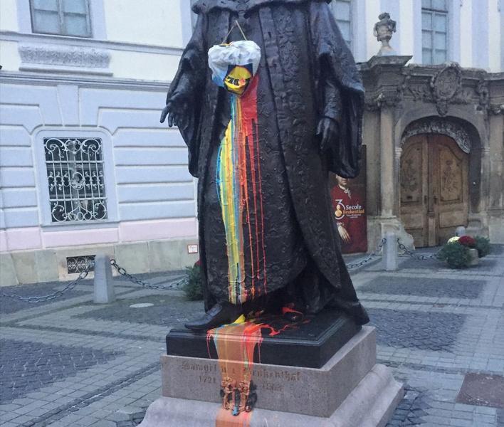 Statuia lui Brukenthal, vandalizata, Foto: IPJ Sibiu