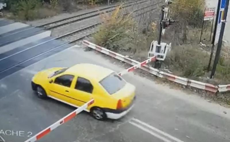 Sofer inconstient la calea ferata, Foto: Captura Facebook