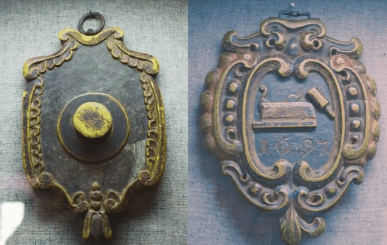 Însemnul breslei pălărierilor / Însemnul breslei dulgherilor, 1687, Sighișoara | Muzeul de Istorie din Sighișoara, Foto: Mira Kaliani