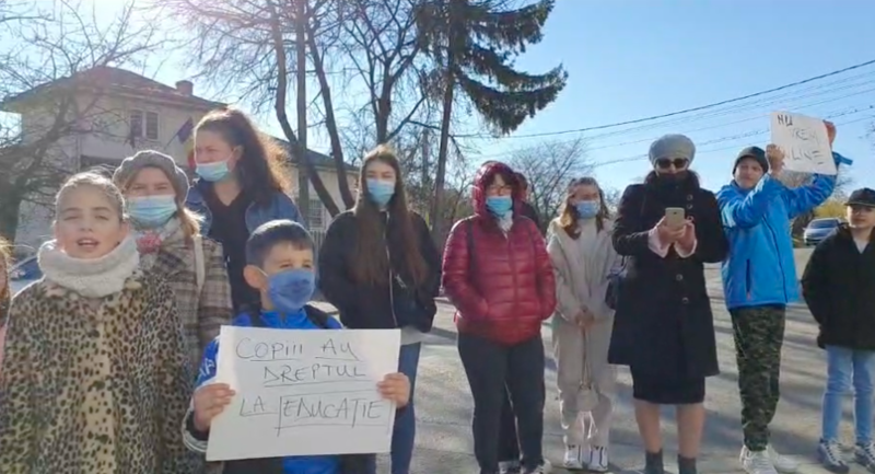 Copii la protestul din Bosanci, Suceava, Foto: Captura video Facebook - Monitorul de Suceava