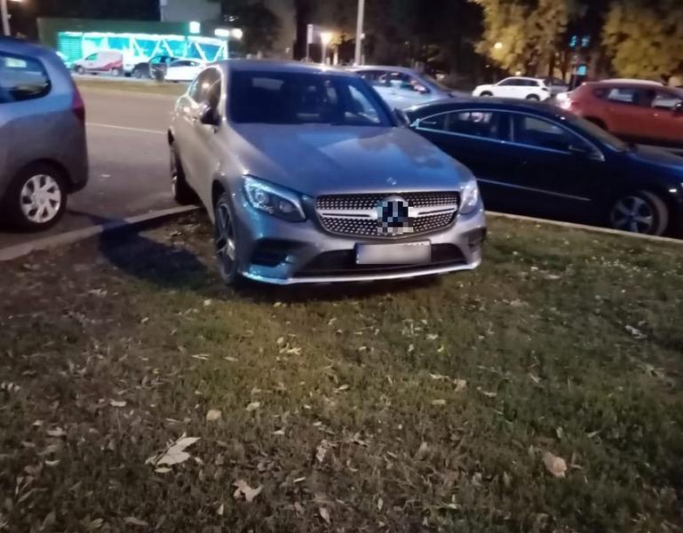 Mașină parcată pe spațiul verde, Foto: Primaria sector 6