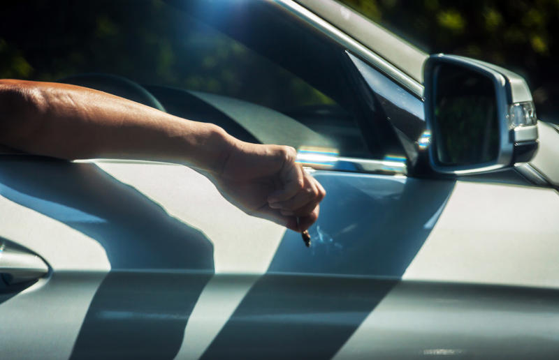 Chistoc de cigara aruncat pe geamul masinii, Foto: Freepik