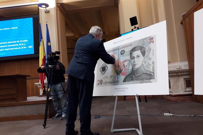 Isarescu semnand bancnota de 20 de lei, Foto: Hotnews