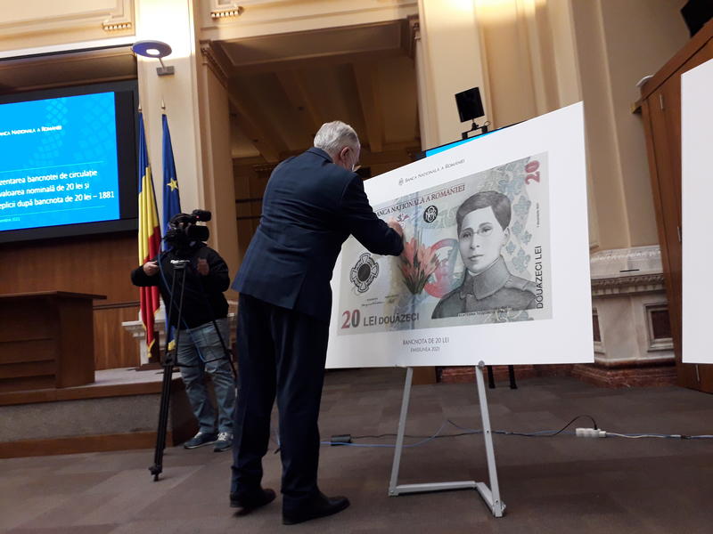 Isarescu semnand bancnota de 20 de lei, Foto: Hotnews