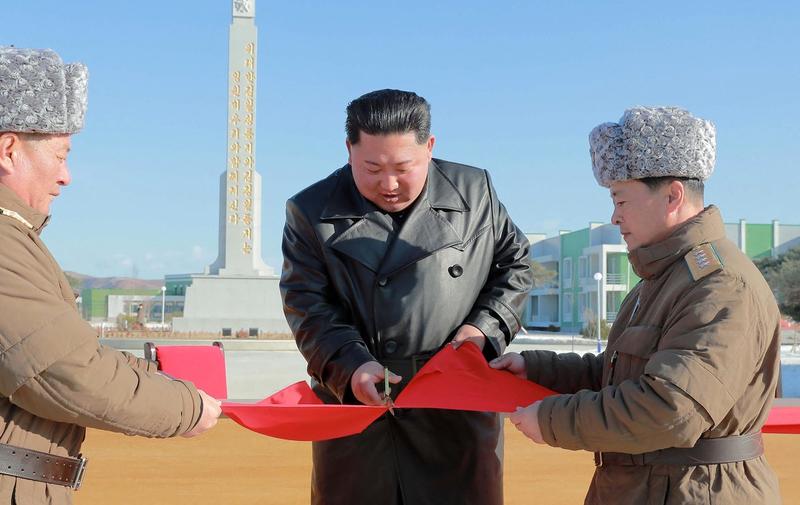 Kim Jong-un purtand un palton de piele, Foto: STR / AFP / Profimedia