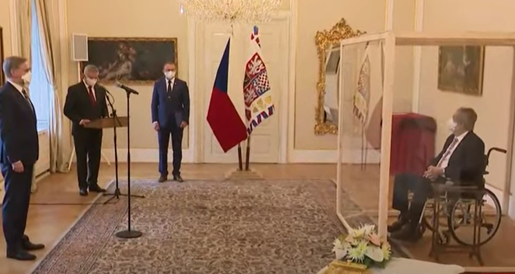 Milos Zeman a numit un nou premier dintr-o cabina de plexiglas, Foto: Captura YouTube