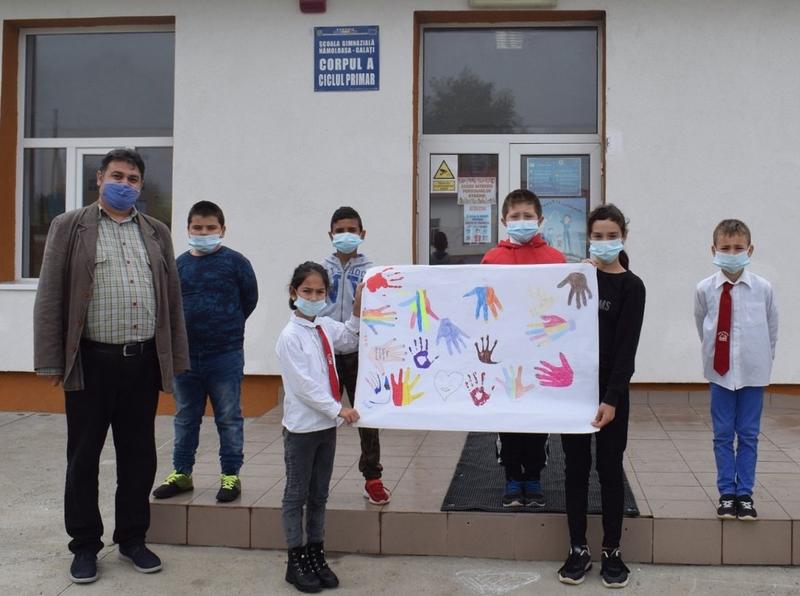 Leonard Sirbu alaturi de elevi, Foto: Arhiva personala