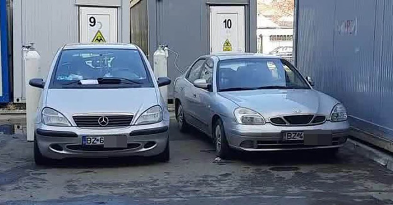 pacienti Covid conectati la tuburi de oxigen in masini, Foto: Captura News.ro