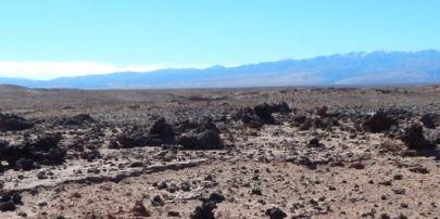 Fragmente de sticla in desertul Atacama, Foto: Brown University