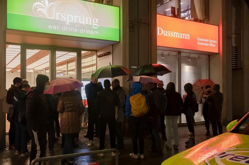 Fanii ABBA au format cozi pentru a cumpara noul album al trupei, Foto: Paul Zinken / AFP / Profimedia Images