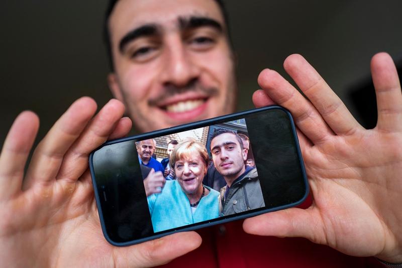 Angela Merkel cu un refugiat sirian, Foto: John MacDougall / AFP / Profimedia Images