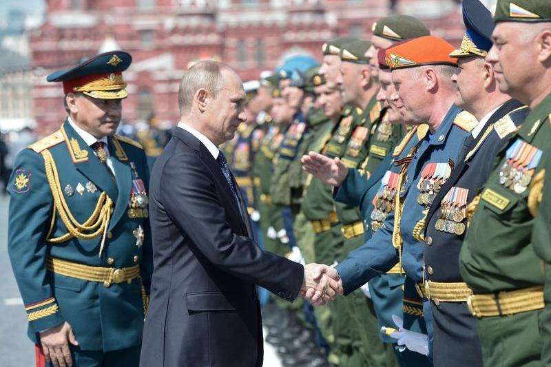 Vladimir Putin si ministrul rus al apararii Serghei Soigu (in spatele sau), Foto: Aleksey Nikolskyi / Sputnik / Profimedia Images