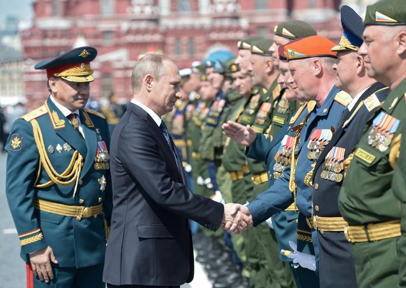 Vladimir Putin si ministrul rus al apararii Serghei Soigu (in spatele sau), Foto: Aleksey Nikolskyi / Sputnik / Profimedia Images