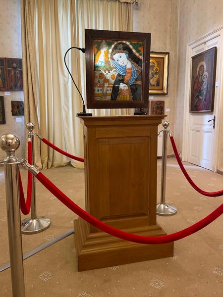 Icoană pe glajă, ''Maica Domnului Îndurerată'', oferită de părintele Arsenie Boca părintelui Ieronim Grovu de la Sâmbăta de Sus, purtând pe verso dedicația și semnătura lui Arsenie Boca, Foto: Artmark