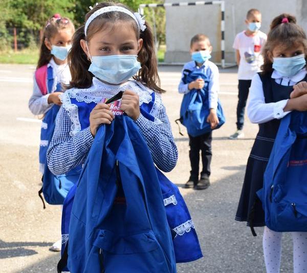 Elevi in uniforma scolara , Foto: World Vision Romania