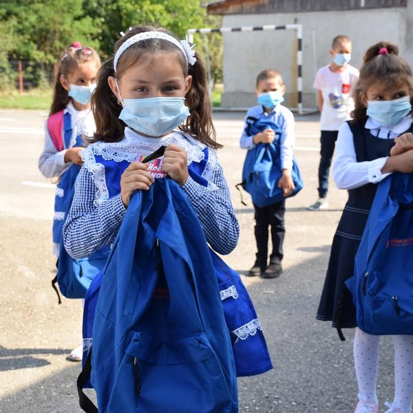 Elevi in uniforma scolara , Foto: World Vision Romania