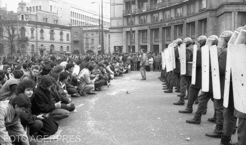 „Vom muri și vom fi liberi!” strigaseră oamenii în Piața Universității, în 21 decembrie 1989. Îi mai auzim, întreabă un profesor