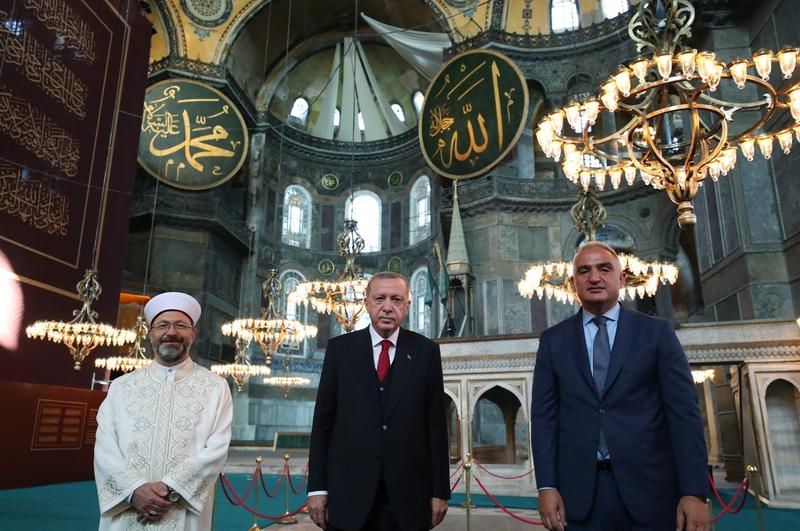 Erdogan in interiorul catedralei Sfanta Sofia pe care a transformat-o in moschee, Foto: Murat Cetin Muhurdar / AFP / Profimedia Images