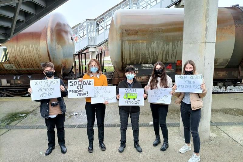 Elevi in gara mergand la protest, Foto: Asociatia Elevilor din Constanta