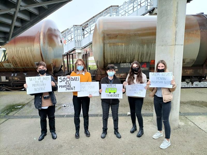 Elevi in gara mergand la protest, Foto: Asociatia Elevilor din Constanta