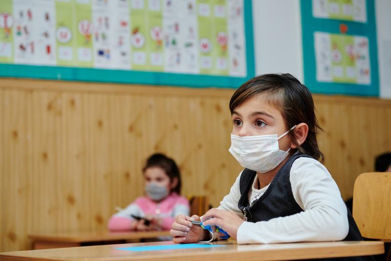 Elevi cu masca la scoala, in sala de clasa, Foto: Salvati Copiii Romania
