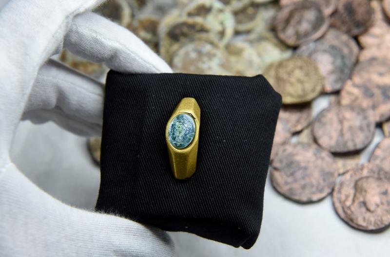 Inelul cu efigia Bunului Pastor descoperit dupa 1.700 de ani, Foto: DEBBIE HILL / UPI / Profimedia