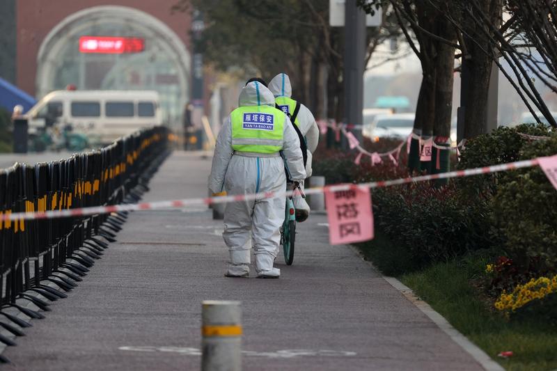 Paznici pentru carantina din Xian (China), Foto: STR / AFP / Profimedia