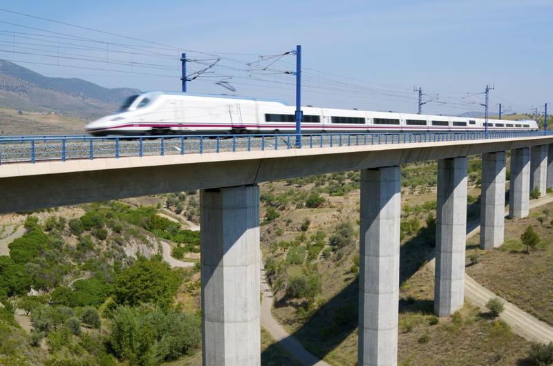 Tren spaniol de mare viteza, Foto: Pedro Calahorra, Dreamstime.com