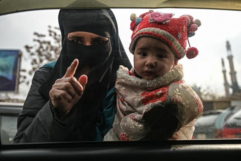 Femeie afgana cu copilul ei, Foto: Mohd RASFAN / AFP / Profimedia