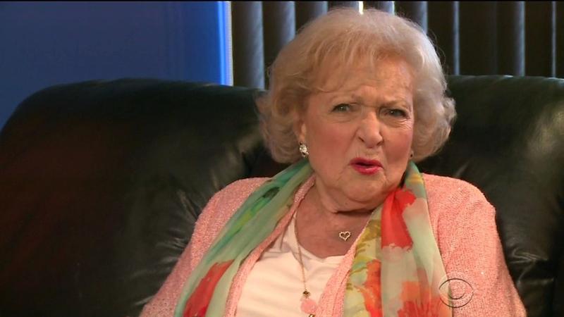 Betty White este una din cele mai emblematice actrite din istoria Hollywood, Foto: XPUSJP / Backgrid UK / Profimedia Images