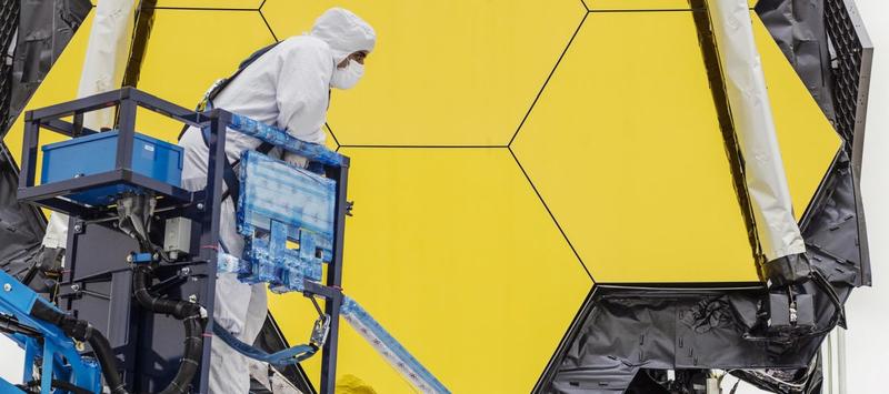 Un tehnician verifica oglinda telescopului James Webb, Foto: NASA