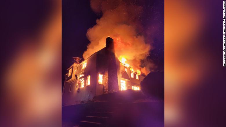 casa de 1,8 milioane de dolari cuprinsa de incendiu dupa ce proprietarul a vrut sa scape de serpi, Foto: Montgomery County Fire & Rescue Service