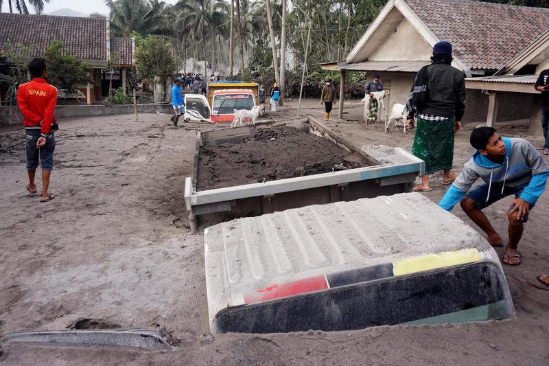 Masini ingropate sub cenusa vulcanului Semeru, Foto: Kurniawan / Xinhua News / Profimedia