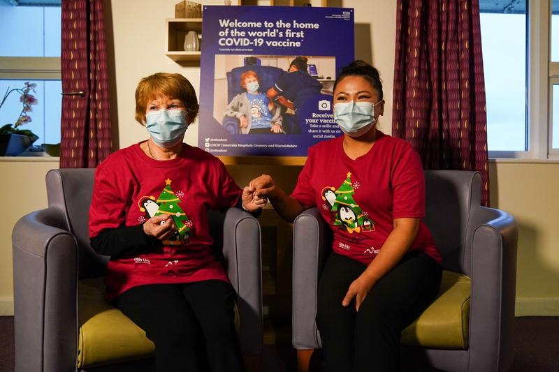 Margaret Keenan alaturi de asistenta care a vaccinat-o, Foto: Jacob King / PA Images / Profimedia