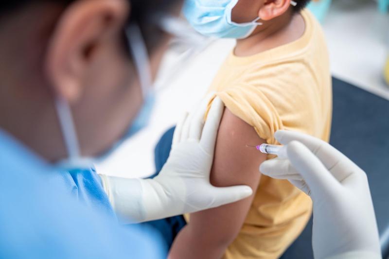 Vaccinare anti-Covid a unui copil, Foto: Pramote Polyamate / Alamy / Profimedia Images