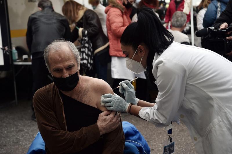 Varstnic vaccinat anti-Covid, Foto: Sakis Mitrolidis / AFP / Profimedia Images