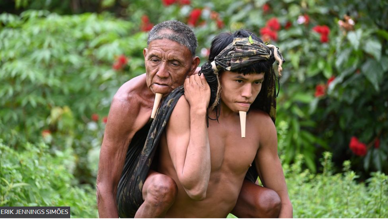 Tawy ducându-și tatal în spate pana la centrul de vaccinare anti-Covid, Foto: Erik Jennings Simões via BBC