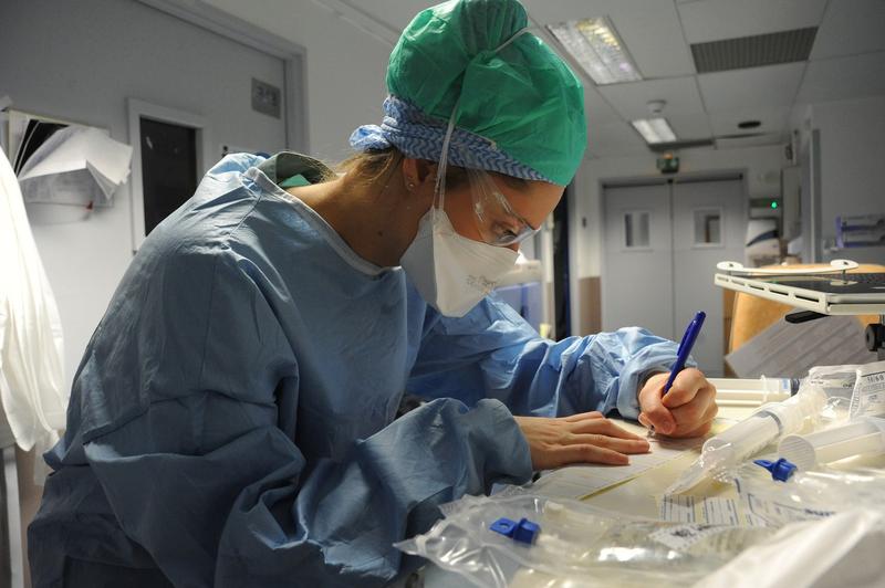 Medic pregatind tratamentul pentru un pacient internat cu COVID-19, Foto: Pascal Bachelet / BSIP / Profimedia Images