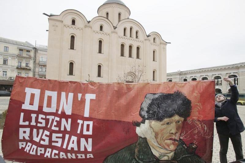 Tineri ucraineni, în Kiev, mișcarea „Nu ascultați de propaganda rusă”, Foto: Anatolii Stepanov/ Zuma Press/ Profimedia