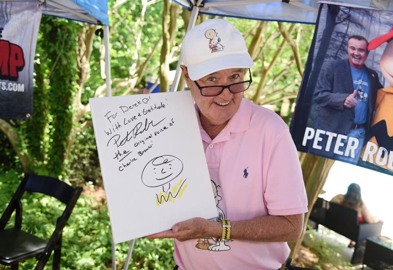 Peter Robbins semnand un autograf, Foto: Derek Storm / Everett / Profimedia Images