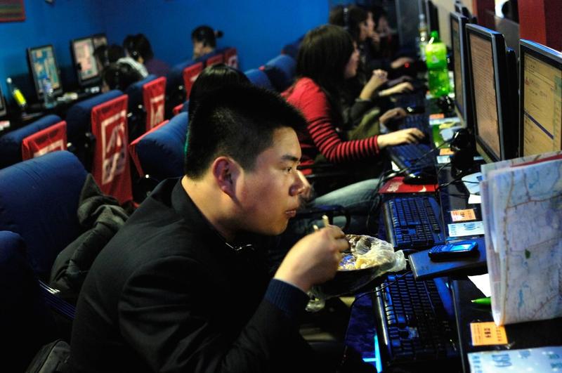 Tanar la un internet cafe din China, Foto: Lou Linwei / Alamy / Profimedia Images