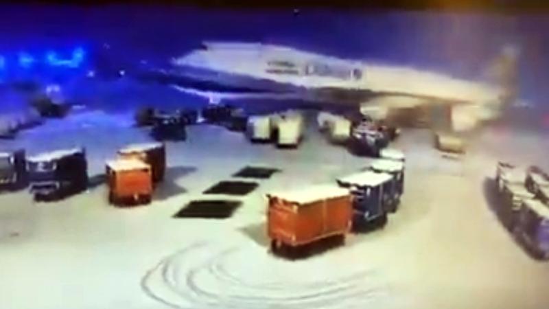 Un avion Boeing 747 loveste mai multe utilaje pe platforma aeroportului din Chicago, Foto: Captura video