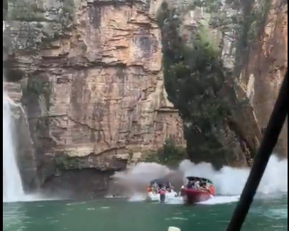 Un fragment de stanca s-a prabusit peste salupele cu turisti in Brazilia, Foto: Captura video