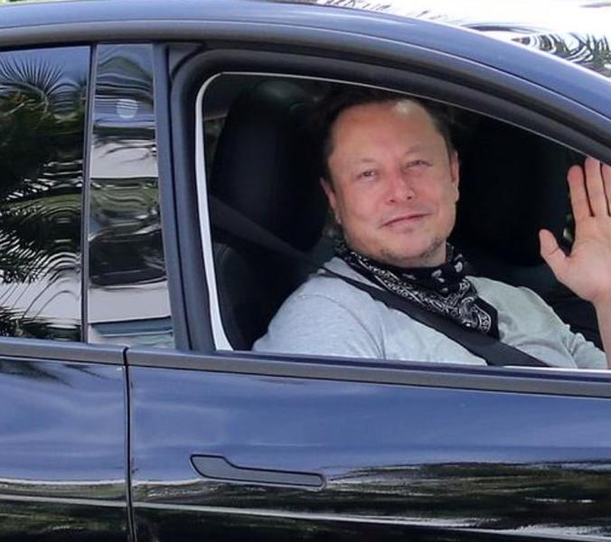 Elon Musk într-o masina Tesla, Foto: MEGA / The Mega Agency / Profimedia