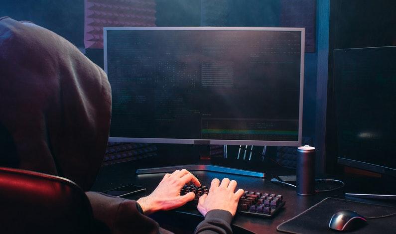 Phising și spam 2021 - Metode folosite de hackeri, Foto: @ Mikhail Nilov | Pexels.com