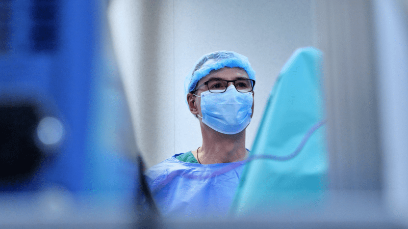 Dr. Victor Radu în timpul operației, Foto: Adi Iacob / HotNews