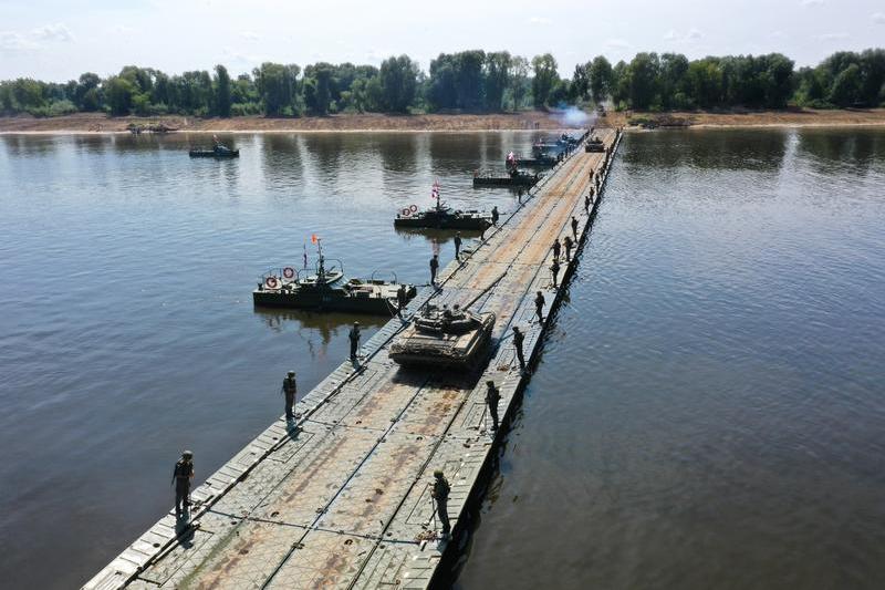 Armata rusa pe un pod de pontoane in cadrul unui exercitiu militar , Foto: Alexander Ryumin /TASS / Profimedia Images