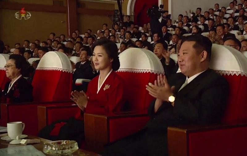 Matusa si sotia lui Kim Jong Un alaturi de liderul nord-coreean, Foto: NK News